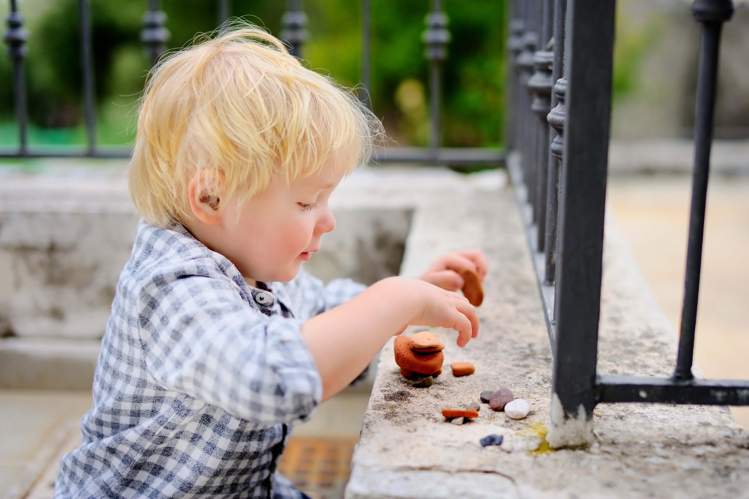 Non ricordo il momento in cui decisi che sarei diventato un geometra. Ricordo però come da bambino mi piacesse costruire casette con qualsiasi cosa mi capitasse tra le mani. Al parco giochi correvo da una parte all’altra alla ricerca dei sassolini giusti, poi mi accoccolavo in un punto piano del prato e iniziavo a impilare con pazienza le pietruzze, dalle più grandi alle più piccole. Una alla volta le prendevo dal mucchio, le giravo un po’ tra le mani per pulirle dalla terra e poi, delicatamente, le posavo sopra a quelle venute prima. Man mano che i muri prendevano forma sotto i miei occhi, immaginavo chi li avrebbe abitati: a volte erano piccole formiche che andavano e tornavano impegnate nei loro lavori, altre bruchi stanchi che si addormentavano tra le pietre per svegliarsi farfalle. Posato l’ultimo sassetto, guardavo soddisfatto la mia costruzione e potevo leggerne la storia sulla superficie ruvida delle pareti. Oggi di quel gioco ne ho fatto un mestiere. I sassolini sono stati sostituiti da altri materiali, ma ancora conservo la stessa cura, la pazienza e la passione con cui da piccolo riempivo le mie giornate.
